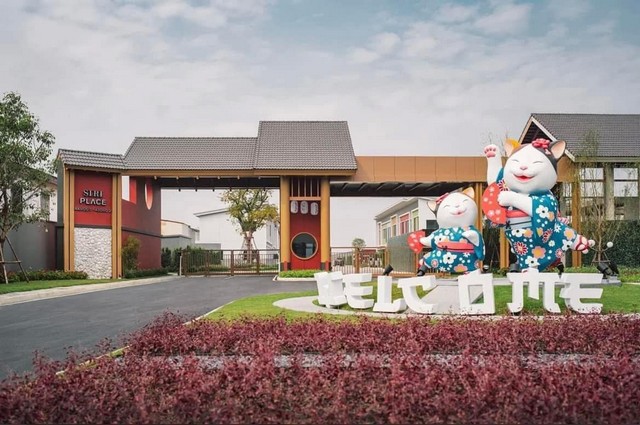 ปล่อยเช่าทาวน์โฮมหลังมุม หมู่บ้านสิริเพลส รังสิต-คลอง 2 ของแสนสิริบ้านสไตล์ญี่ปุ่น Minimal สภาพใหม่ ราคา 18,000 บาท/เดือนรายละเอียดบ้านขนาด 93 ตร.ม. | 16.6 ตร.ว.2 ห้องนอน 3 ห้องน้ำ 1 ห้องนั่งเล่น 1 ห้องครัว (Fully Furnished)ทิศใต้ | ที่จอดรถ 1 คัน (มีหลังคาโรงจอดรถ)เฟอร์นิเจอร์และเครื่องใช้ไฟฟ้าแอร์ 3 ตัวเครื่องซักผ้าอบแห้งตู้เย็น | เตาไฟฟ้า | เครื่องดูดควันเครื่องทำน้ำอุ่น 2 เครื่องกล่องใส่