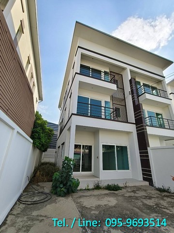ขายถูกทาวน์โฮม 3 ชั้น 41.7 ตรว. ใหม่ไม่เคยเข้าอยู่  ทำเลทองสุคนธสวัสดิ์ 16 จอดรถได้ 2 คันรายละเอียดทรัพย์พื้นที่ 41.7 ตารางวา พื้นที่ใช้สอย 189 ตร.ม.2 ห้องนอน 3 ห้องน้ำหน้าบ้านกว้าง 7 เมตร จอดรถได้ 2 คันสบายๆหน้าบ้านหันทิศเหนือบ้านใหม่ไม่เคยเข้าอยู่จะทำเป็นโฮมออฟฟิศก็ได้ค่ะเพราะบ้านโปร่ง โล่ง และกว้างมากทำเลดี หาของกินง่าย ตลาดและร้านอาหารอยู่ฝั่งตรงข้ามซอย การเดิน