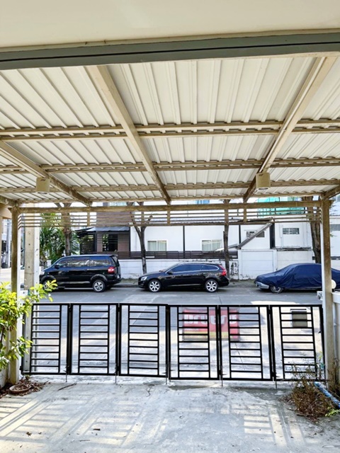 ประชาอุทิศ99 พระจอมเกล้าธนบุรี 4.8 กม. บิ๊กซี ฟู้ดเพลส  ให้เช่าทาวน์เฮ้าส์ 3 ชั้น 3นอน 3น้ำ 21ตร.วา. 252 ตร.ม.  รร.วัดทุ่งครุ 900 ม.