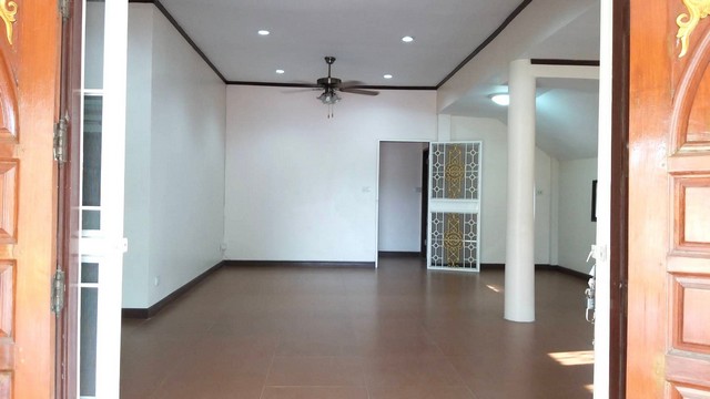 ขายบ้านเดี่ยว 2 ชั้น ถ.พรประภานิมิต เมืองพัทยา เนื้อที่ 102 ตรว บ้านหลังใหญ่ ราคาดี