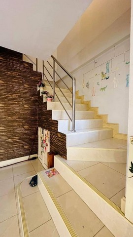 ขายถูก! ขายบ้านแฝด หมู่บ้านโฮมทาวน์ ศรีราชา ทำเลดี ติดสวน TP-H0932