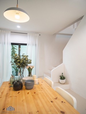 บ้านเดี่ยวรีโนเวทใหม่ ทำเล สุวินทวงศ์-หนองจอก ซอย.อยู่วิทยา18 ขายถูกหมู่บ้านอมรทรัพย์ 2ชั้น ขนาด 23.3 ตร.วา พื้นที่ใช้สอย 102 ตร.เมตร