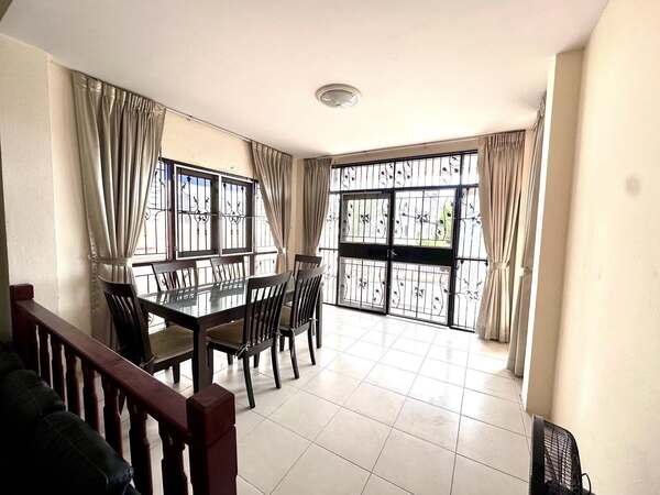 ขายทาวน์เฮ้าส์ 2 ชั้น ซอยบ่อฝ้าย (หัวหิน 6) ทำเลดี เดินทางสะดวกมาก ใกล้ถนนใหญ่เพชรเกษม เงียบสงบ เหมาะแก่การอยู่อาศัย ใกล้สนามบินหัวหิน