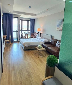 TEL : 092-288 9359 คุณดนิตาLine : https://line.me/ti/p/yxo92dHWP1ให้เช่าคอนโด ลัดดา พลัส ศรีราชา ใจกลางเมือง ศรีราชา  ขนาด 34 ตรม. ชั้น 11 วิวทะเล เกาะลอยห้องสตูดิโอ 1 ห้องน้ำค่าน้ำหน่วยละ 35 บาท ค่าไฟตามมิเตอร์และหน่วยของการไฟฟ้าเครื่องใช้ไฟฟ้าแอร์ 1 เครื่อง 18000 btuเครื่องทำน้ำอุ่น อ่างอาบน้ำ ทีวี ตู้เย็น เครื่องซักผ้า ไมโครเวฟ โต๊ะเขียนหนังสือ Built in ส่วนครัว ซิ้งค์ Built in สิ่งอำนวยความสะดวก- ลิฟท์ - ฟิตเนส -