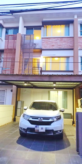 ม.นิด้า 2 กม. MRT ศรีกรีฑา1.5กม. ทาวน์เฮาส์ 3 ชั้น ติดถนนเมน ถนนกว้าง 23ตร.วา. 280ตร.ม.3นอน 3น้ำ เฟอร์ครบ 5แอร์