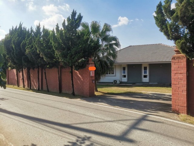 ขายบ้านเดี่ยวชั้นเดียว 249ตรว. 3นอน2น้ำ 3.2ลบ. ฟรีโอน ผ่อนตรงได้ หมู่1 ต.ท่ากว้าง อ.สารภี เชียงใหม่ขายบ้านเดี่ยวชั้นเดียว บ้านอายุ 5 ปี ตอนนี้ติดผ่อนธนาคารอยู่บ้านติดน้ำปิงน้อย น้ำไม่ท่วม มีฝายกั้นน้ำพิกัด หมู่ 1 ต.ท่ากว้าง อ.สารภี จ.เชียงใหม่ขายราคา 3,200,000 บาท ฟรีโอนผ่อนตรงกับเจ้าของได้ (ดาวน์ 25%, ยอดที่เหลือ ดอกเบี้ย 7% ผ่อน 10 ปี)พื้นที่ดิน  249 ตารางวาตัวบ้านมีเนื้อที่ 186 ตา