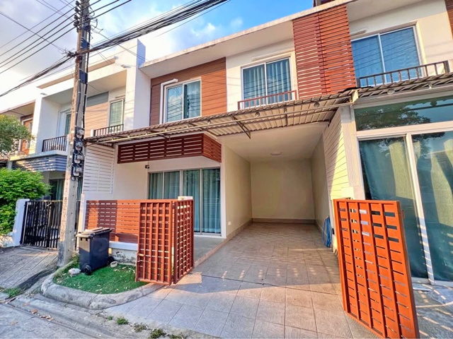 พร้อมเฟอร์ ครัวบิ้วท์อิน ลาดปลาเค้า 1.2 กม. ทาวน์เฮาส์หรู 2 ชั้น 3 นอน 2 น้ำ 17 ตร.วา.140 ตร.ม.