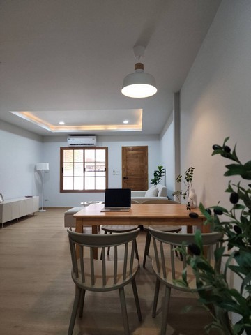 ทาวน์เฮาส์ใจกลางเมือง ทำเลทอง รังสิต-นครนายก คลอง 4ราคาพิเศษ 1.69 ล้านบาท (เจ้าของขายเอง/รับเอเจ้นท์)หมู่บ้านแพรมาพร รังสิต-นครนายก คลอง 4ทาวน์โฮม 2 ชั้นพื้นที่ดิน 18 ตร.ว. | พื้นที่ใช้สอย 110 ตร.ม.2 ห้องนอน 2 ห้องน้ำ 1 ห้องเล็ก1 ที่จอดรถบ้านหันหน้าทิศใต้ตกแต่งใหม่ สไตล์มินิมอล พร้อมเข้าอยู่บิ้วอินครัว พร้อมเตาและฮู้ดดูดควันต่อเติมหลังคาที่จอดรถต่อเติมห้องครัวเฟอร์น