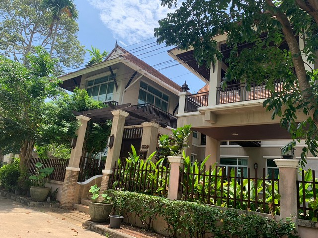 ขายบ้านเดี่ยวหลังใหญ่ ขายบ้านหรูพร้อมสระว่ายน้ำหมู่บ้านธาราปุระ หน้าอ่างเก็บน้ำหนองค้อ 3 นอน 5 น้ำ สไตล์ล้านนา ร่มรื่น มีความเป็นส่วนตัว บ้านพักยามเกษียณ ฝั่งสวนเสือ หนองขาม ศรีราชา ชลบุรีโทร. 095-196-4242 (คุณจุ๊)Line ID : jll689https://lin.ee/vwWJVLcFB page : https://www.facebook.com/ChulaluckHomeliving/รายละเอียด- เนื้อที่ขนาด 125 ตารางวา / พื้นที่ใช้สอย 220 ตารางเมตร- 3 ห้องนอน 3 ห้องน้ำ (มีห้องน้ำในห้องนอนทุกห้อง)- 2 ที่จอดรถ- 1 ห