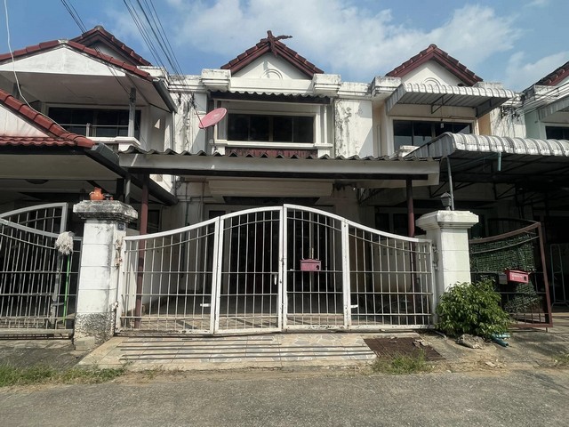 ด่วนเลยสายรีโรเวท  #ทาวน์เฮาส์ซอยชมจันทร์ 2 ชั้น 21 ตารางวา 2 ห้องนอน 2 ห้องน้ำใหญ่ๆ 1  ห้องครัว ห้องรับแขกกว้างมาก มีห้องเก็บของใต้บันใด 1 ห้อง สามารถจอดรถ ได้ 1 คัน  ชุมชนดีเป็นบ้านนอกโครงการ ข้างในกว้างขวางสภาพดี ปรับปรุงไม่มาก ปล่อยเช่าง่าย หรืออยู่อาศัย  ใกล้สนามบิน และเซ็นทรัลแอร์พอร์ตเพียง   2.7 กม.   ถนนมหิดล 750 เมตร  ขายถูก 2.29 ล้านบาท        ค่าใช้จ่ายวันโอนคนละครึ่