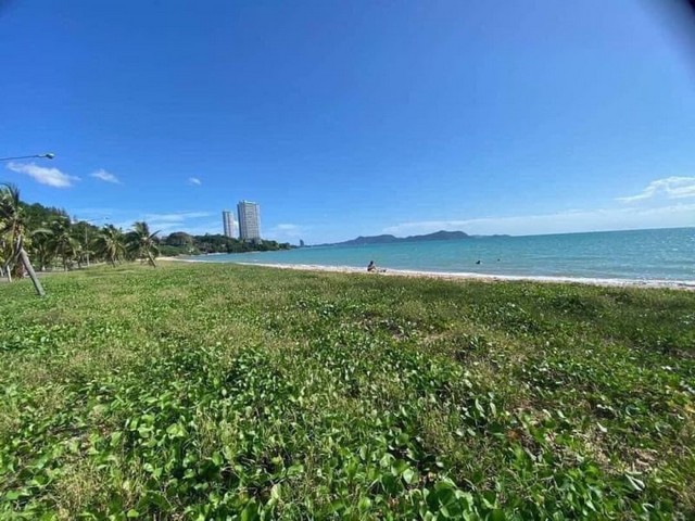 TEL : 092-288 9359 คุณดนิตาLine : https://line.me/ti/p/yxo92dHWP1ที่ดินติดทะเลพัทยา หาดบ้านอำเภอ ต.นาจอมเทียน อ.สัตหีบ จ.ชลบุรี เนื้อที่ 14 ไร่ 1 งาน 34 ตรว. ด้านหน้าติดถนนสุขุมวิท หน้ากว้าง 60 เมตร ด้านหลังติดทะเลกว้าง 64 เมตรหาดทรายขาว ทะเลสวย น้ำใส เหมาะทำคอนโดสูง ทำโรงแรม บ้านจัดสรร พูลวิลล่าหรู หรือทำศูนย์การค้าเสนอขายไร่ละ 90 ล้านบาท รวมเป็นเงิน 1,290 ล้านบาทค่าโอน 50/50F-A7 