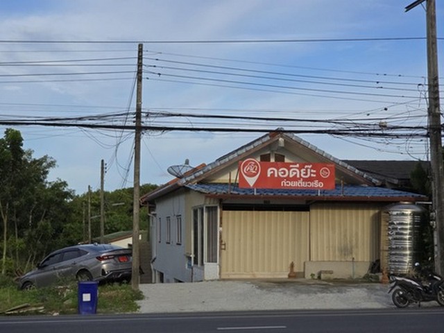 ที่ดินพร้อมสิ่งปลูกสร้าง ติดถนนใหญ่ ทำเลสวย เหมาะกับนักลงทุน (ขายพร้อมผู้เช่า)ขนาดพื้นที่ 250 ตารางวาง- มีบ้าน 2 ห้องนอน 1 ห้องน้ำ และห้องเก็บของ 2 ห้อง พร้อมพื้นที่หน้าร้าน เปิดให้เช่าได้ (ติดถนนศักดิเดช)- มีห้องพัก 2 ชั้น 2 ห้อง เฟอร์นิเจอร์ครบ มีแอร์ และเครื่องทำน้ำอุ่น (พร้อมผู้เช่า)- มีพื้นที่ว่างสำหรับ จอดรถ (สามารถต่อเติมได้)- มีห้องเช่า 6 ห้อง (พร้อมผู้เช่าเต็