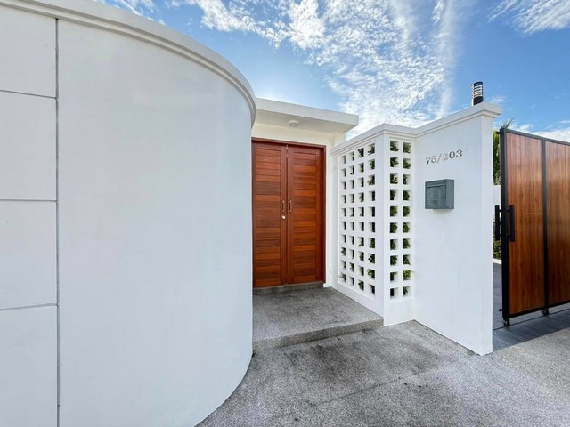 ประกาศขาย Pool Villa โซนราไวย์ ????เพียงแค่ 5 นาที ถึงหาดไราไวย์, Top Rawayana                                  -3 นอน                                                                          -3 น้ำ -1 ห้องรับแขก  -1 ครัว-ขนาดพื้นที่ใช้สอย 105 ตารางวาเฟอร์นิเจอร์บิ้วอิน พร้อมเครื่องใช้ไฟฟ้าครบครัน                               -แถมเตาแก๊ส   -เตาอบไฟฟ้า    -ไมโครเวฟ   -แถมปั๊มน้ำ+ถังเก็บน้ำ2000ลิตร 2 ถัง   -แอร์4ตัว-ตู้เย็น - ขนาดสระว่ายน้ำ 3x8 ลึก 1.20 เมตร  -พื้นที่จอดรถได้2 คัน -ห้องเก็บขอ