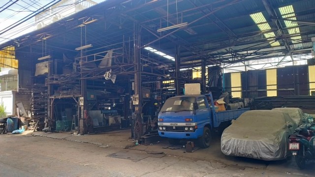 ให้เช่าโกดัง ถ.จันทน์ ใกล้ สาทร แขวงช่องนนทรี เขตยานนาวา  กรุงเทพรหัส AOM 1666สามารถเปิดทำกิจการรูปแบบอื่นได้ ระยะเวลาเช่าขั้นต่ำ 1 ปี หรือเช่าระยะยาว  เนื้อที่  46 ตรว. 184 ตรม.  หน้าหน้ากว้าง 15.5 เมตร  ลึก 12 เมตร - พื้นที่เป็นโครงสร้างเหล็ก - ระบบไฟฟ้า 3เฟส พ่วงมิเตอร์- ระบบน้ำ พ่วงมิเตอร์ ระบบไฟฟ้า น้ำ สามารถทำเรื่องขอเองได้ - กลางคืนภายในซอยมีไฟส่องสว่าง- พื้นเทคอนกรีท- น้