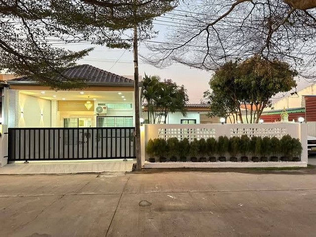 AOM 1663Vายบ้านพัทยา บ้านแฝดหลังริม ราคาน่ารักเพียง 3.39 ลบ 3 ห้องนอน 2 ห้องน้ำ ตกแต่งพร้อมอยู่ เฟอร์ครบแอร์ 2 ตัว ม่านสั่งตัดพิเศษทั้งหลัง ทีวี ตู้เย็น ปั๊มน้ำ/แทงค์น้ำ ชุดเตาแก๊ส/ฮูดดูดควัน จัดสวนปลูกหญ้า บ้านเลขที่สวย 43/168หมู่บ้านรัตนากร 12 หน้าบ้านโล่งไม่ตรงกับหลังอื่น ซ.สยามคันทรี่คลับ ใกล้ตลาดไร่วนาสินเพียง 800 ม. ห่าง 7-11 แค่ 400 ม. ค่าโอน/ภาษี 50/50ติดต่อขอรูปและรายละเอีย