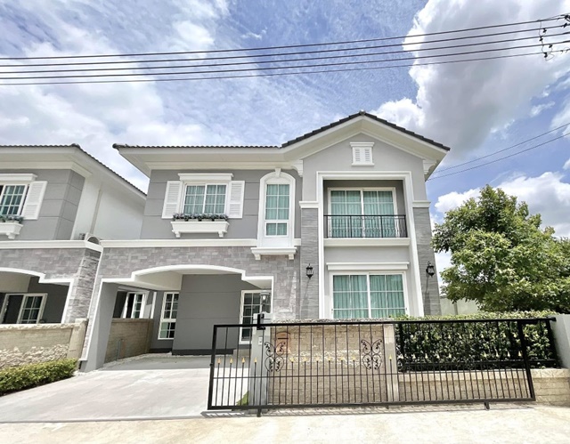 ม.บ้านหรู 2ชั้น จัดเต็มเฟอร์ 5แอร์  MRT รังสิต 2.4กม. ฟิวเจอร์พาร์ค รังสิต 800 หลังริม บิ้วอินทั้งหลัง 4นอน 3น้ำ