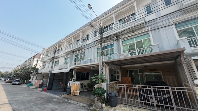 เดอะเมทโทร พระราม9 18/291 บ้านพร้อมอยู่  10 จุดเด่นที่คุณไม่ควรพลาด! ทาวน์เฮาส์ 3 ชั้น โครงการเดอะเมทโทร พระราม 9 1️⃣ ทำเลศักยภาพ – ตั้งอยู่บนทำเลคุณภาพย่านพระราม 9 เดินทางสะดวก ใกล้ทางด่วนและถนนหลักหลายสาย  2️⃣ บ้านหันหน้าทิศตะวันออกเฉียงใต้ – รับลมดี ไม่ร้อนอบอ้าว แสงแดดช่วงบ่ายไม่ส่องตรงเข้าตัวบ้าน  3️⃣ พื้นที่ใช้สอยลงตัว – ขนาด 3 ห้องนอน 3 ห้องน้ำ พร้อมแอร์ทุกห้อ