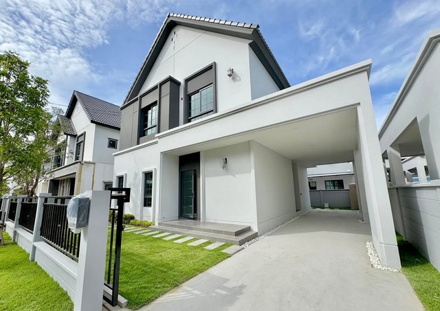 P319 ขายบ้านเดี่ยวใกล้ เมกา บางนา โครงการ Centro Bangna เซนโทร บางนา  เฟส 2 หน้าบ้านหันทิศใต้ ตามหลักฮวงจุ้ย รับลมเย็นไม่ร้อน