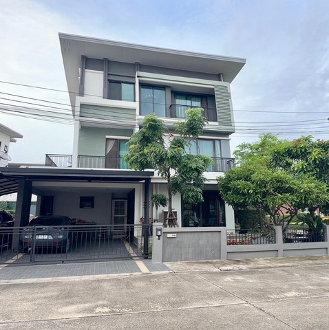 AOM 979โกลเด้น เพรสทีจ วัชรพล-สุขาภิบาล 5 ถนนสุขาภิบาล 5 แขวงออเงิน เขตสายไหม กรุงเทพมหานคร  ราคา 8,900,000 บาท ข้อมูลสินทรัพย์        ประเภทอสังหา ฯ บ้านเดี่ยว    ขนาดที่ดิน 64.10 ตร.ว.    พื้นที่ใช้สอย 271.00 ตร.ม.    จำนวนชั้น 3 ชั้น    ห้องนอน:5, ห้องน้ำ:4, ห้องรับแขก: 1, ห้องครัว: 1    ที่จอดรถ 3 คัน รายละเอียดโกลเด้น เพรสทีจ วัชรพล-สุขาภิบาล 5 ติดถนนใหญ่ ตรงข้ามบิ๊กซี  ใกล้ทางด่วนฯ  บ้านเดี่ยว  3  ชั้น   เ