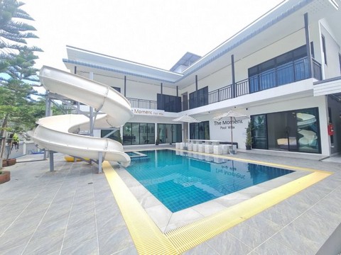 TEL : 092-288 9359 คุณดนิตาLine : https://line.me/ti/p/yxo92dHWP1ขายพูลวิลล่า บางเสร่ ฝั่งเขา ไม่ไกลจากสุขุมวิท ขายพร้อมผู้เช่า สัญญา 3 ปี ซื้อแล้วได้ผลตอบแทนคุ้มค่าไปเลยค่ะเนื้อที่ขนาดใหญ่ 150 ตารางวา8 ห้องนอน 8 ห้องน้ำ สระว่ายน้ำขนาดใหญ่ 7×10 เมตร พร้อมสระเด็ก และ จากุชชี้ครัวไทย ครัวยุโรป ห้องรับแขก จอดรถด้านใน 4-5 คัน ด้านนอกถนนกว้าง สามารถจอดได้หลายคันขายพร้อมเฟอร์นิเจอบางส่วน สถานที่ท่องเ