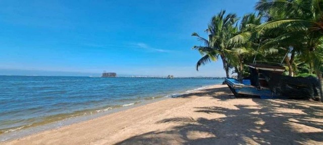 TEL : 092-288 9359 คุณดนิตาLine : https://line.me/ti/p/yxo92dHWP1รายละเอียด : ที่ดินแปลงสวยติดทะเล หาดกระทิงลายพัทยา ชลบุรี  ถนน 2 ด้าน  ติดหาด ความกว้าง 51 เมตรติดถนนสุขุมวิท ความกว้าง  80 เมตรติดถนนซอย สุขุมวิท-พัทยา 6 ยาว 350 เมตรเนื้อที่ทั้งหมด 13-1-47.5 ไร่  (5,347.5 ตรว.)ราคาขายไร่ละ 50 ลบ. ตารางวาละ 125,000 บาท ราคาขายยกแปลง 668,437,500 บาทค่าโอน 50/50 F-A4