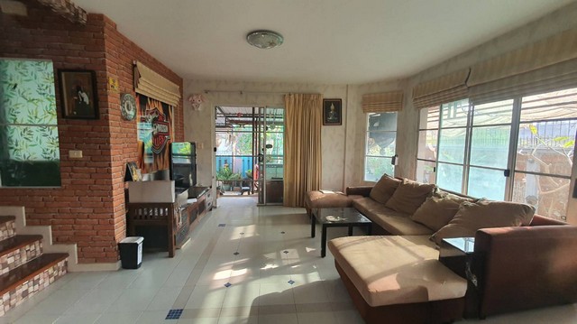 ชัยพฤกษ์ บางปลา 123/405รายละเอียดบ้านเดี่ยว หมู่บ้านชัยพฤกษ์ บางปลา  1. พื้นที่กว้างขวาง: บ้านเดี่ยว 2 ชั้น ขนาด 63.1 ตารางวา พื้นที่ใช้สอย 140 ตารางเมตร เหมาะสำหรับครอบครัว  2. ฟังก์ชันครบครัน: 3 ห้องนอน 3 ห้องน้ำ พร้อมพื้นที่จอดรถ 2 คัน  3. การออกแบบดีเยี่ยม: บ้านหันหน้าทางทิศใต้ ช่วยให้อากาศถ่ายเทสะดวก เย็นสบาย4. ถนนกว้างสะดวกสบาย: ถนนเมนกว้าง 10 เมตร และถนนหน้าบ้านกว้าง 8 เมต