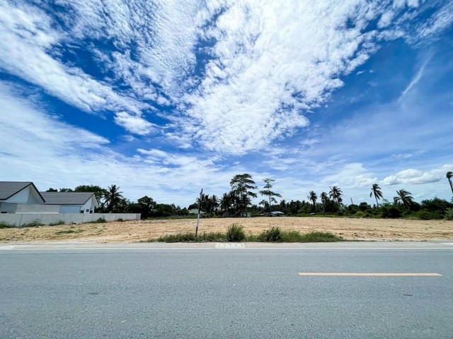 TEL : 092-288 9359 คุณดนิตาLine : https://line.me/ti/p/yxo92dHWP1รายละเอียด : ที่ดินสวย ทำเลดี ตะเคียนเตี้ย บางละมุง ชลบุรี เนื้อที่ 3 ไร่ 1 งาน 33 ตรว. (1,333 ตรว.)สภาพแวดล้อมดี ไม่แออัด สะดวก สบาย การเดินทางสะดวก ราคาไร่ละ 6.9 ลบ. ราคาตารางวาละ 17,250 บาท ราคาขายยกแปลง 22,994,250 บาท ค่าโอน 50/50 F-A7 