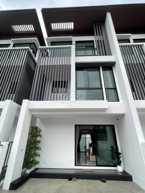 ให้เช่าทาวน์โฮม 3 ชั้น 3 นอน ย่านลาดพร้าวโชคชัย 4 นาคนิวาส ลาดพร้าววังหิน ใกล้ MRT โชคชัย4 พร้อมอยู่ 