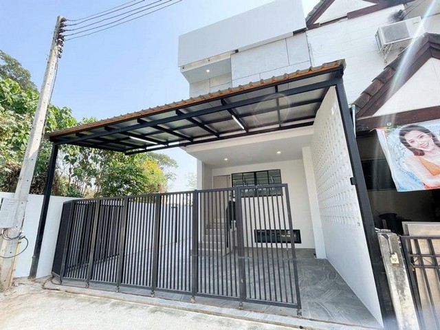 ขายทาวน์โฮม 5ชั้น Multi-Level 34ตรว. 3นอน3น้ำ 2.59ลบ. หลังมุม ใกล้สนามบิน ต.ป่าแดด อ.เมืองเชียงใหม่ทาวน์โฮม Multi-Level 5 ชั้น หลังมุม พื้นที่กว้าง อยู่สบายทำเลป่าแดด เข้าออกสะดวก ใกล้ถนนมหิดล สนามบิน โรบินสัน เพียง 5 นาทีรายละเอียดบ้าน & ฟังก์ชันการใช้งาน • ทาวน์โฮม Multi-Level 5 ชั้น ดีไซน์เล่นระดับ เพิ่มมิติให้พื้นที่ใช้สอย • หลังมุม ได้พื้นที่ข้างบ้าน ใช้งานได้หลากหลาย • พื้นที่ใช้สอ