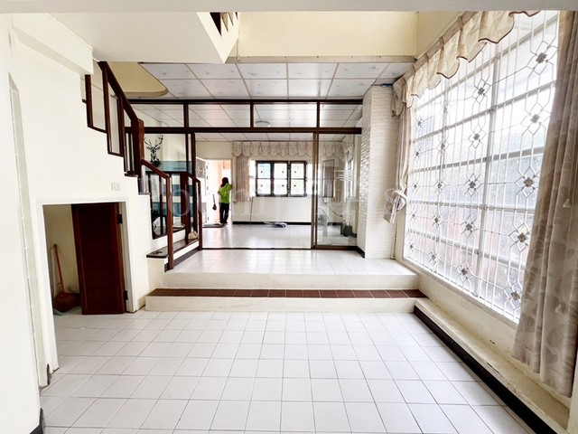 ทาวน์เฮ้าส์ 2 ชั้น หมู่บ้าน นันทนา การ์เด้น 1 (เพชรลดา) หลังมุม ถนนเมน