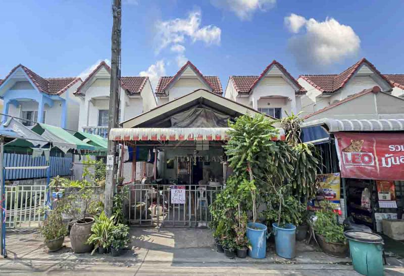 BHL916ทาวน์เฮ้าส์ 2 ชั้น หมู่บ้าน พิบูลย์ทรัพย์ 17 หนองจอก ถนนเมนที่ตั้ง :  ซอย เชื่อมสัมพันธ์ 23 แขวงโคกแฝด เขตหนองจอก กรุงเทพ 10530รายละเอียดบ้าน- เนื้อที่ 20 ตร.ว. พื้นที่ใช้สอย 100 ตร.ม. - 2 ห้องนอน 2 ห้องน้ำ - ที่จอดรถ 1 คัน- หน้าบ้านหันทิศตะวันออกเฉียงเหนือ- ติดถนนเมนสถานที่ใกล้เคียง- 7-11- โรงเรียนฝึกอาชีพกรุงเทพมหานคร(หนองจอก)- โรงเรียนบ้านลำต้นกล้วย- มัสยิดซอลิฮุ้ลมุสลิมีล- สถ