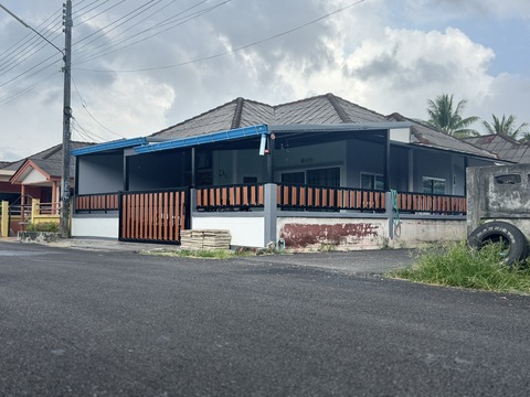 Sub1294ขายด่วน บ้านแฝด 35.2 ตรว. หลังมุม หมู่บ้านทิพย์มณฑา นครศรีธรรมราชราคา 1,700,000 บาท ฟรีโอนทุกค่าใช้จ่ายในวันโอนยินดีดูแลเรื่องสินเชื่อโครงการ ทิพย์มณฑา ถนนอ้อมค่าย จ.นครศรีธรรมราช บ้านแฝดชั้นเดียว 35.2 ตรว. รีโนเวทใหม่ทั้งหลัง พร้อมอยู่หลังมุม หน้าบ้านกว้าง 8.5 เมตร2 ห้องนอน  1 ห้องน้ำ 1 ห้องครัว 1 จอดรถ มีแอร์ห้องนอนใหญ่ 1 ตัว สถนที่ใกล้เคียงโกลบอลเฮ้าส์ เซเว่น  ปั้มปตท