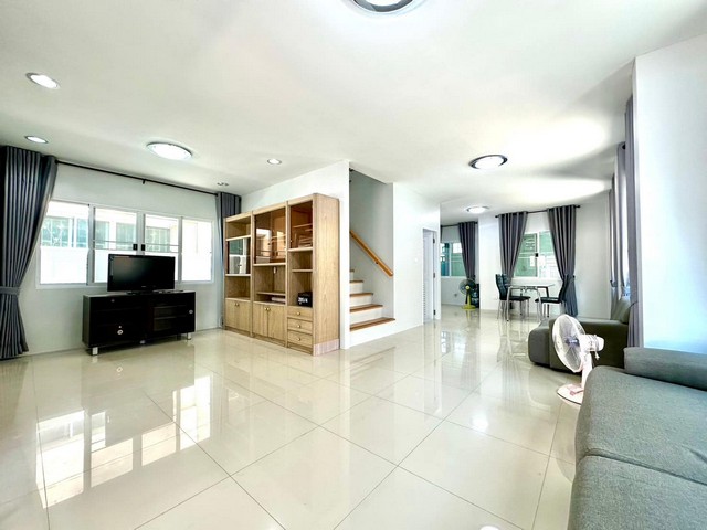 P327 ให้เช่าบ้านเดี่ยว ซอยถนนคุ้มเกล้า ใกล้ถนนเจ้าคุณทหาร รีโนเวทใหม่ทั้งหลัง ตรงข้ามตลาดคุ้มเกล้า