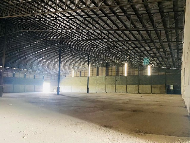 ให้เช่า-ขายโกดังเก็บสินค้าขนาดใหญ่ ขายโกดังสินค้าขนาดใหญ่ โกดังให้เช่าชลบุรี ขายโกดังใกล้นิคม มีการวางฮวงจุ้ยโกดังตั้งแต่ก่อตั้งโทร. 095-196-4242(คุณจุ๊)Line ID : jll689FB page : https://www.facebook.com/ChulaluckHomeliving/รายละเอียด- เนื้อที่โกดัง 14,000 ตรม (ค่าเช่า 100 บาทต่อตารางเมตร)- ห้องพักพนักงานหรือทำเป็นออฟฟิศ (เช่าตามเนื้อที่ต่อตารางเมตร)ประกอบด้วย**โกดังใหญ่ กว้าง 72 เมตร x ยาว 150 เมตร x สูง 9-15 เมตร (พื้นที่