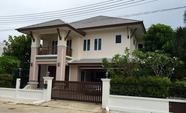 ขายบ้านเดี่ยว2ชั้น ขายบ้านหมู่บ้านกรีนวิลล์บิชบางแสน ใกล้ทะเลบางแสน เขาสามมุก ทำเลดี แสนสุข เมืองชลบุรีโทร. 095-196-4242 (คุณจุ๊)Line ID : jll689FB page : https://www.facebook.com/ChulaluckHomeliving/ที่ตั้ง ต.แสนสุข อ.เมืองชลบุรี จ.ชลบุรีรายละเอียด- เนื้อที่ 80 ตารางวา พื้นที่ใช้สอย 285 ตารางเมตร- ขนาด 5 ห้องนอน, 5 ห้องน้ำประกอบด้วย- ห้อง master room ชั้นบนใหญ่ บิ๊วท์อินด้วยไม้แท้ ห้องน้ำในตัว แยกโซนชัดเจน- ห้องนอนชั้นบน 2 ห้