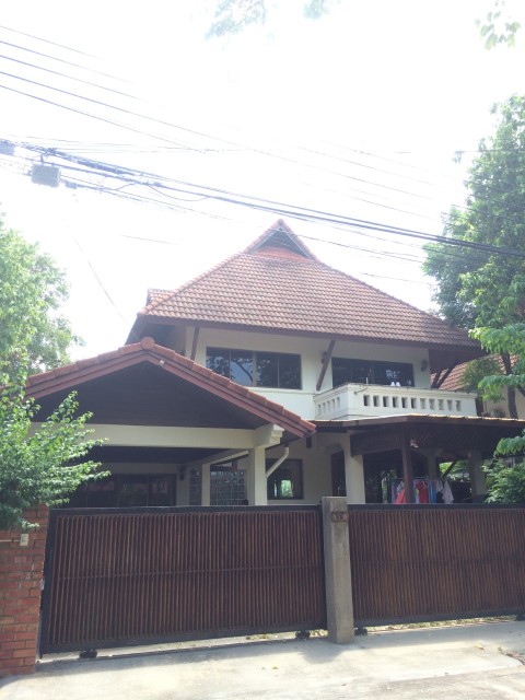 ให้เช่าบ้านเดี่ยวกิ่งไม้รำ่ 2 ชั้น 250 ตร.ม ใกล้ห้างทรูดิจิทรัล พาร์ค BTS ปุณณวิถี เพียง 10 นาทีรายละเอียด-บ้านเดี่ยว 2 ชั้น 70 ตร.ว 250 ตร.ม-มี 3 นอน 3 น้ำ 2 ห้องรับแขก 1 ห้องใต้หลังคา-มี 1 แม่บ้าน สวนสนามหญ้าด้านหน้า-จอดรถในบ้าน 2 คัน-ตกแต่งใหม่ แอร์ เฟอร์ฯ ครบทุกห้อง-โครงการเงียบสงบน่าอยู่ -มี รปภ 24 ชม.-ใกล้เซ็นทรัลบางนา พาราไดส์พาร์ค และ ซีคอนแสควร์-ถ.สุขุมวิท101/1 ใกล้BTSปุณณวิถี 1 ก