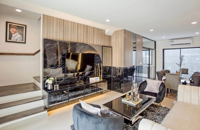 LV53039 ให้เช่า ทาวน์เฮ้าส์ 3 ชั้น พรีเมียม เพลส พหลโยธิน-รามอินทรา Premium Place Phaholyothin-Ramintraราคาเช่า : 48,000 บาท/เดือน ที่ตั้ง : ติดถนนเทพรักษ์ แขวงท่าแร้ง เขตท่าแร้ง กทม.ชื่อโครงการ : พรีเมียม เพลส พหลโยธิน-รามอินทรา Premium Place Phaholyothin-Ramintraรายละเอียด : - ทาวน์เฮ้าส์ 3 ชั้น - พื้นที่ใช้สอย 170 ตร.ม. - 4 ห้องนอน - 3 ห้องน้ำ - ติดแอร์ทุกห้อง- บ้านเปล่า- จดทะเบียนบริษัทได้สิ่งอำนวยความสะดวก - คลับเฮาส์- สระว่าย