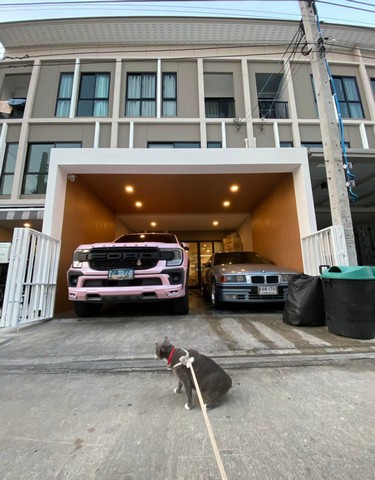 LV53035 ให้เช่า ทาวน์โฮม 2 ชั้น patio ศรีนครินทร์-พระราม 9 (กรุงเทพกรีฑา) ติดสนามกอล์ฟกรุงเทพกรีฑา ใกล้ รร.นานาชาติ Wellington  ราคาเช่า :  55,000 บาท/เดือน  (ฟรีค่าส่วนกลาง 2 ปี ฟรีโอน รวมค่าคอมแล้ว) ที่ตั้ง : ถนนกรุงเทพกรีฑา แขวงหัวหมาก เขตบางกะปิ กทม. 10240ชื่อโครงการ : พาทิโอ ศรีนครินทร์-พระราม 9 / Patio Srinakarin-Rama 9รายละเอียด : - เนื้อที่ใช้สอยตัวบ้าน 161 ตร.ม. - พื้นที่ต่อเติม 30 ตร.ม.- รวมเป็น 191 ตร.ม. - 3 ห้องนอน