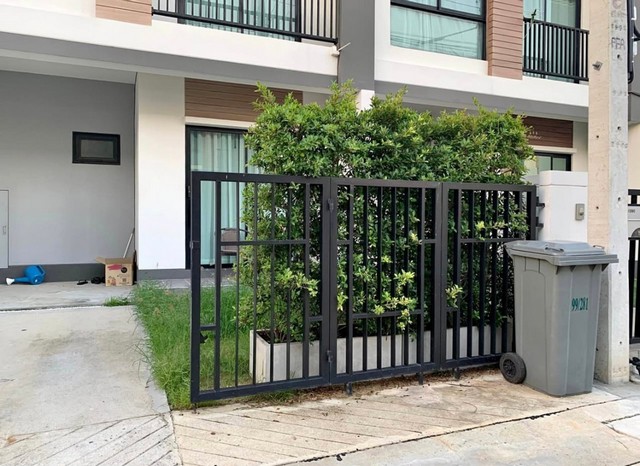 LV53033 ให้เช่า ทาวน์โฮม ยูนิโอ ทาวน์ ลำลูกกา คลอง 4  / Unio Town Lamlukka-Klong 4 ใกล้ตลาด ACราคาเช่า : 12,000 บ./เดือน รวมค่าส่วนกลางแล้ว (มัดจำ 2 เดือน ล่วงหน้า 1 เดือน)ที่ตั้ง : ถนนลำลูกกา คลอง 4 (ถนนไสวประชาราษฎร์ หรือถนนพระองค์เจ้าสาย คลอง 4) ต.ลาดสวาย อ.ลำลูกกา จ.ปทุมธานีชื่อโครงการ : ยูนิโอ ทาวน์ ลำลูกกา คลอง 4  / Unio Town Lamlukka-Klong 4รายละเอียด : - ทาวน์โฮม 2 ชั้น-  พื้นที่ใช้สอย 115 ตร.ม. - ขนาด 18ตร.ว.- 3 ห้องนอน - 2 ห้องน