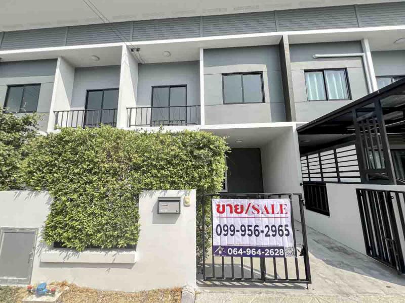 BHL918ทาวน์โฮม 2 ชั้น หมู่บ้าน  เดอะ คัลเลอร์ส บางนา - วงแหวนฯ 3 (บ้านใหม่ยังไม่เคยอยู่)ที่ตั้ง : ตำบล บางพลีใหญ่ อำเภอบางพลี สมุทรปราการ 10540 รายละเอียดบ้าน- เนื้อที่ 19.2 ตร.ว. พื้นที่ใช้สอย 180 ตร.ม.- 3 ห้องนอน 2 ห้องน้ำ- 1 ห้องรับแขก 1 ห้องนั่งเล่น- 1 ห้องครัว- ที่จอดรถ 1 คัน - ปั๊มน้ำ แท็งค์น้ำ -  ทิศใต้สิ่งอำนวยความสะดวก- กล้องวงจรปิด CCTV และ รปภ. 24 ชั่วโมง- คลับเฮ้าส์ / สระว่ายน้ำ / Co–working Space- ฟ