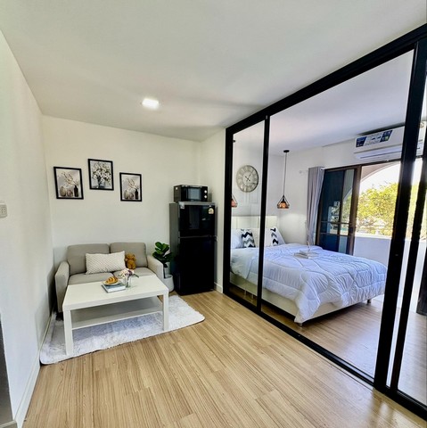 ขายคอนโด Sereno Airport รีโนเวทใหม่ พร้อมเข้าอยู่ราคาเพียง 1.35 ล้านบาท!**  **ทำเลดี:**  - ใกล้สนามบินเชียงใหม่  - ใกล้ Central Chiangmai Airport   **รายละเอียดห้อง:**  - ขนาด 26 ตร.ม.  - 1 ห้องนอน 1 ห้องน้ำ  - ตกแต่งครบ พร้อมเฟอร์นิเจอร์ตามภาพ  - ระบบรักษาความปลอดภัย 24 ชม.  ห้องสวย พร้อมเข้าอยู่ทันที!   **สนใจติดต่อ:** 063-7826242ไลน์ deesure7