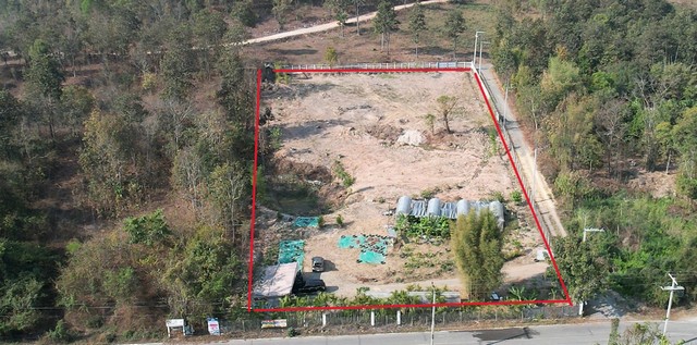 ขายที่ดินราคาถูก วิวสวยทำเลดี เนินสโลป อ.สันทราย จ.เชียงใหม่รายละเอียดที่ดิน:พื้นที่ 3 ไร่ 3 งาน 1 ตารางวาราคา: 4,500 บาท/ตารางวาปลูกต้นผลไม้และพืชผักสวนครัวไว้จำนวนมาก เหมาะสำหรับทำเป็นบ้านสวน โฮมสเตย์และรีสอร์ทขายยกแปลงหรือแบ่งขาย 2 ไร่ได้ถนนรอบ 3 ด้าน เข้า-ออกสะดวกไฟฟ้าและน้ำประปาหมู่บ้านเข้าถึงที่ดินเรียบร้อยสถานที่ใกล้เคียง:เต๋าการ์เด้นรีสอร์ทวัดพระบ