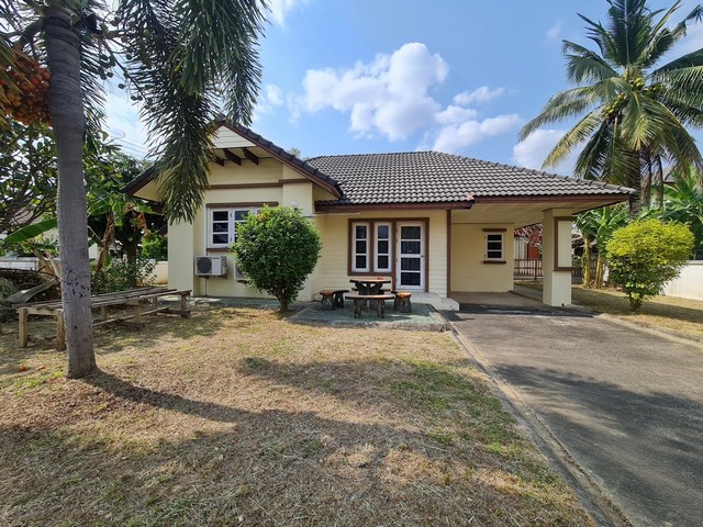  บ้านเดี่ยว 2 ชั้น 3 หลัง ในพื้นที่เดียวกัน 218.7 ตร.วา ม.กรีนปาร์ค ต.ป่าสัก อำเภอเมืองลำพูน ลำพูน รายละเอียดทรัพย์:ขนาดที่ดิน: 218.7 ตร.วาพื้นที่ใช้สอย: 170 ตร.มลักษณะบ้าน:บ้าน 2 ชั้น 2 หลังบ้านชั้นเดียว 1 หลังห้องพักอาศัย: 6 ห้องนอน, 6 ห้องน้ำที่จอดรถ: 6 คันเหมาะสำหรับครอบครัวใหญ่ หรือทำโฮมออฟฟิศ ทำเลดี ใกล้สถานที่สำคัญ:ตลาดจตุจักร ลำพูนแจ่มฟ้าพลาซ่าโรงพยาบาลพริ้นซ์ ลำพูนบิ