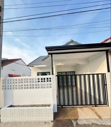 ขาย หมู่บ้านโชคชัย 4 ซอยเนินพับหวาน  เมืองพัทยา บางละมุง จ.ชลบุรี รหัส AOM 1669-  พื้นที่ 24 ตารางวา-  มี 3 ห้องนอน 2 ห้องน้ำ 1 ห้องครัว -  หลังมุมจอดรถได้สบายค่ะ  ของแถมในตัวบ้าน-  ปรับปรุงรีโนเวทใหม่ทั้งหลัง-  ต่อเติมครัวหลังบ้านและเค้าเตอร์ครัว-  ต่อเติมหลังคาโรงจอดรถหน้าบ้าน-  ปรับปรุงรั้วหน้าบ้านใหม่-  ต่อเติมห้องนอนและห้องน้ำเพิ่ม -  ชุดเฟอร์นิเจอร์ห้องนอน3 ชุด -  ชุดโต๊