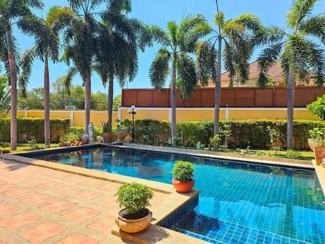  ขายบ้านเดี่ยวพร้อมสระว่ายน้ำส่วนตัว  หนองปลาไหล หนองเกตุน้อย   บางละมุง, ชลบุรีรหัส AOM 1668เดินทางสะดวกสบาย อยู่ใกล้โรงเรียนนานาชาติ รีเจ้นพัทยา , ไม่ห่างจากทะเลและตัวเมืองพัทยา, ร้านค้าเซเว่น, ตลาดเช้าและตลาดเย็นสะดวกมากๆ, -  ถนนหน้ากว้าง 8 เมตร, -  ที่ดินของบ้านเป็นรูปสี่เหลี่ยมผืนผ้า- ขนาดที่ดิน 224 ตรว.896 ตรม. - ขนาดพื้นที่ใช้สอยตัวบ้านหลัก 440 ตารางเมตร- 3 ห้องนอน 4 ห