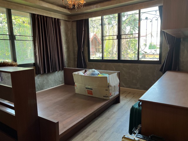 บ้าน บ้านเดี่ยว ลาดพร้าว 41 61 sq.wa 0 Ngan 0 Rai 4 ห้องนอน 11000000 บาท สภาพแวดล้อม-ดี บ้านรีโนเวทเรียบร้อยแล้ว พร้อมอยู่ ทำเลดี ใกล้สิ่งอำนวยความสะดวกมากมาย มีต้นไม้ใหญ่ให้ความร่มรื่น สามารถใช้ทางเข้า-ออกได้หลายทาง และเหมาะสำหรับผู้ที่ต้องการบ้านเด