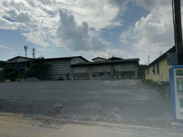 ให้เช่าที่ดินเปล่าถมแล้ว 200ตารางวา ขนาด 32*27เมตร ซอยไทยประกัน2 ใกล้แหล่งชุมชน เดินทางสะดวกราคาเช่า 24,900/เดือน สถานที่ใกล้เคียง-วัดมงคลนิมิต 4.6km-ถนนเลียบคลองส่งน้ำสุวรรณภูมิ ตำบลบางปลา อำเภอบางพลี สมุทรปราการ 5.7km-ท่าน้ำบางเสาธง 5.8km-เทศบาลบางเสาธง 5.8km-สนามกีฬาการกีฬาแห่งประเทศไทย 5.9km-ตลาดนัดเรือบิน 6.6กม.-โรงเรียนบดินทรเดชา (สิงห์ สิงหเสนี) สมุทรปราการ 7.1km-ตลาดโรงเกลือบา