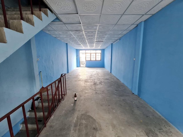 MRT หลักสอง 2.9 กม. บิ๊กซี เพชรเกษม 500 ม.ให้เช่าอาคารพาณิชย์ 3.5 ชั้น 3 นอน 2 น้ำ 18 ตร.วา.230 ตร.ม. ด้านหน้ากั้นกระจก รร.อนุบาลเด่นหล้า