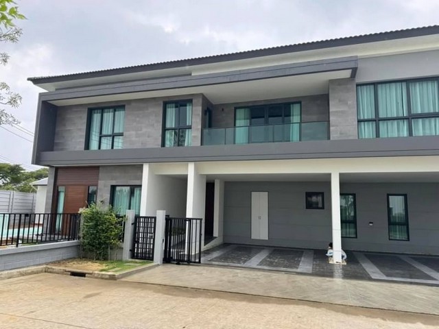 LVpop53046 ให้เช่า บ้านเดี่ยว เดอะ ซิตี้ บางนา The City Bangna ติด Mega บางนาราคาเช่า : 45,000 บาท (สัญญาขั้นต่ำ 1 ปี)ที่ตั้ง : ทางคู่ขนาน ถนนบางนา-ตราด ตำบล บางพลีใหญ่ อำเภอบางพลี สมุทรปราการ 10540ชื่อโครงการ : The City บางนา พูลวิลล่ารายละเอียด : - เนื้อที่ดิน 120 ตร.ว.- พื้นที่ใช้สอย 500 ตร.ม.- ขนาด 7 ห้องนอน 6 ห้องน้ำ -  4 ที่จอดรถ 1 ห้องแม่บ้าน- สระว่ายน้ำในตัว- แอร์ครบทุกห้อง- เฟอร์นิเจอร์ครบ - เครื่องใช้ไฟฟ้า