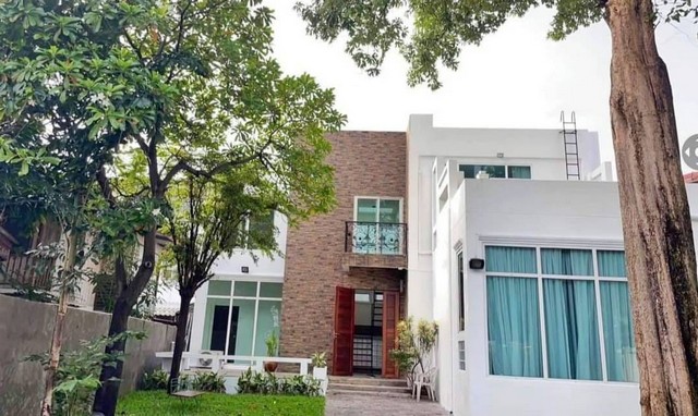 ขายพร้อมผู้เช่า บ้านเดี่ยว 2 ชั้น 105 ตรว. รัชดาภิเษก 32 ตรงข้ามศาลอาญา เดินทางสะดวก ไม่ไกลจาก MRT รัชดา, BTS พหลโยธิน 24